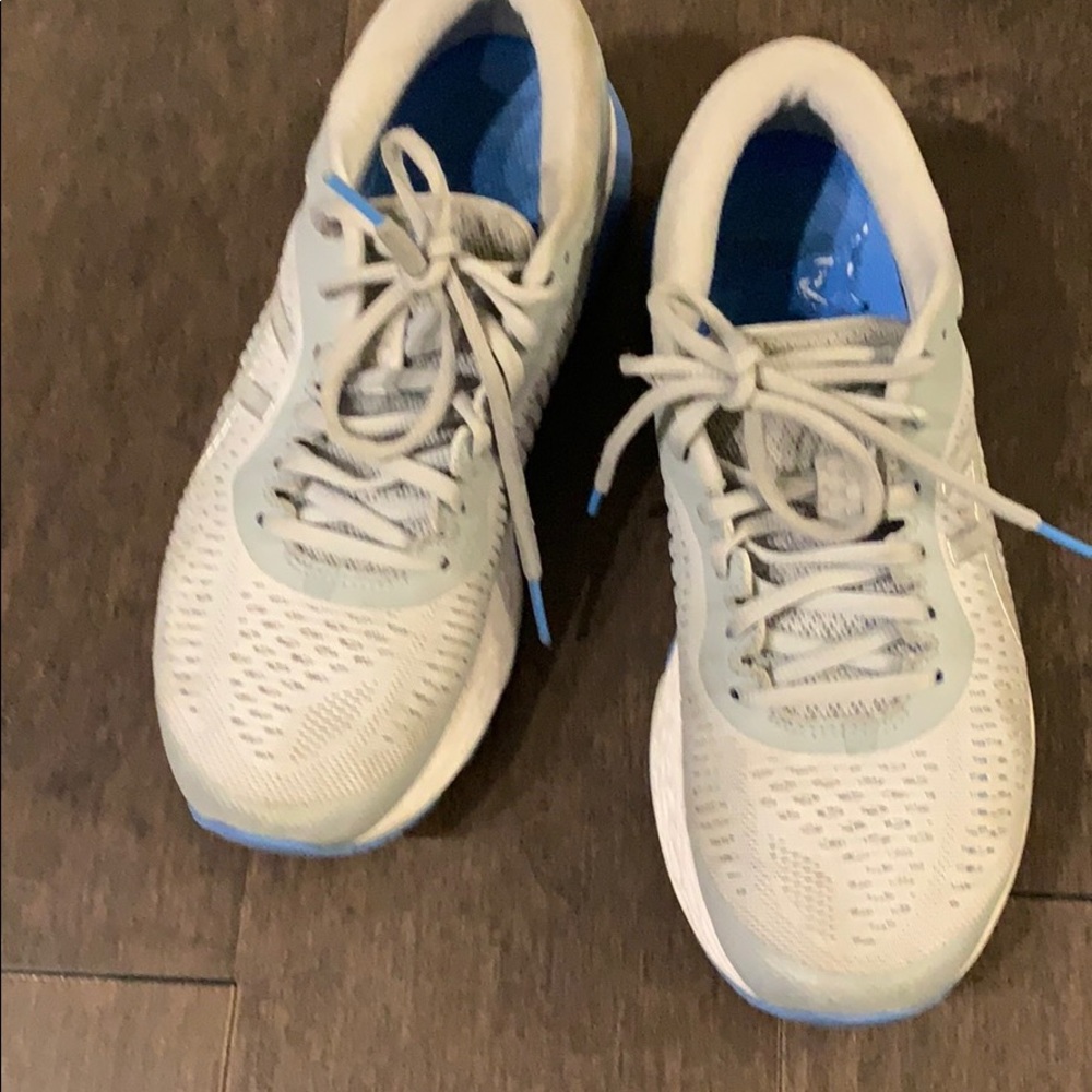 Size 8  gray/powder blue ASIC Kayano gels